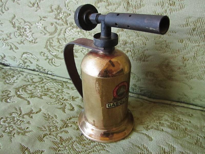 lot 19 image: Lenk Mfg Co vintage lighter...