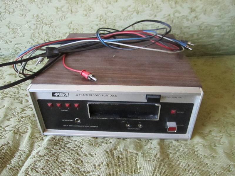 lot 25 image: Working vintage 8 track player...