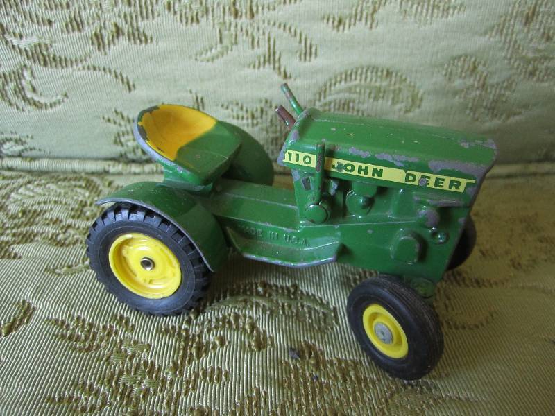 lot 28 image: 110 John Deere collectible die cast...