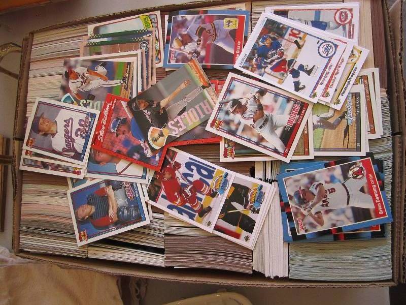 lot 44 image: Box of approx. 2500 sports cards...
