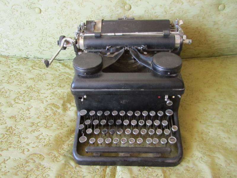 lot 55 image: Vintage Royal typewriter...