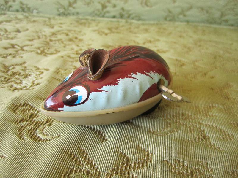 lot 62 image: Vintage tin litho mouse, wind up to...