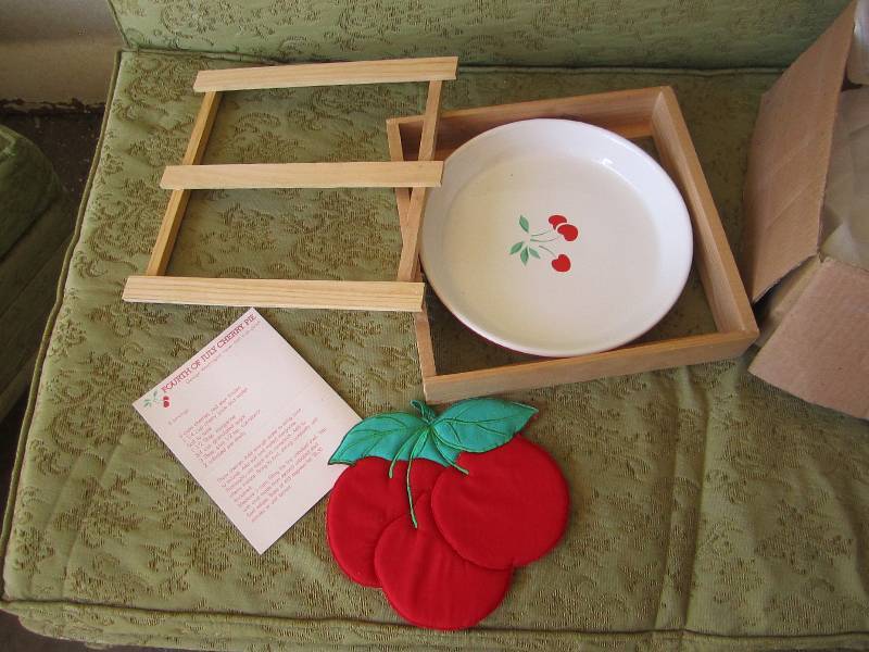 lot 64 image: Vintage cherry pie plate and holder...