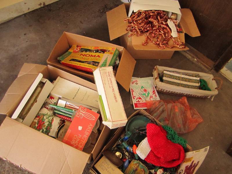 lot 67 image: Large lot of vintage and modern Chr...