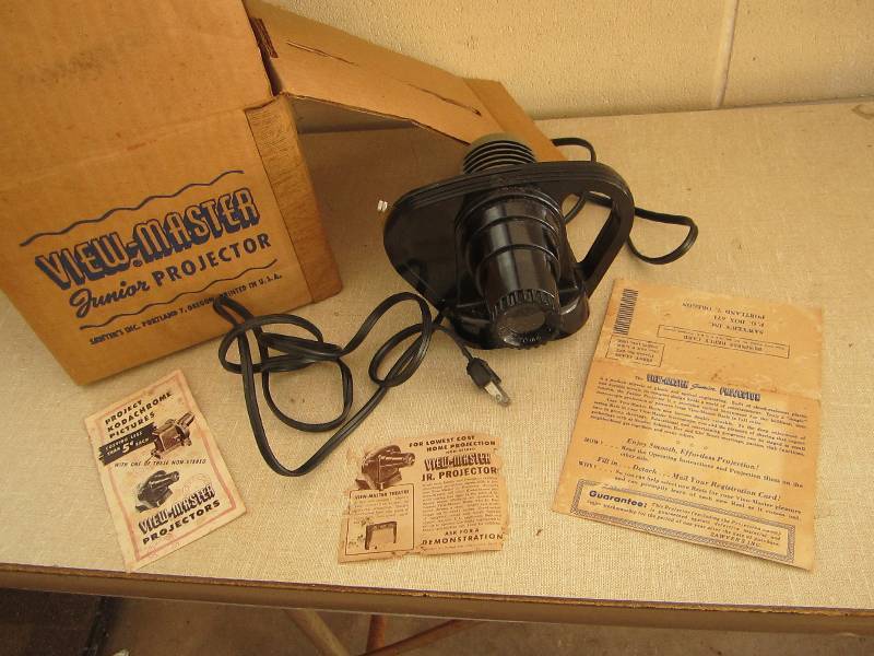 lot 81 image: Electric Viewmaster projector...