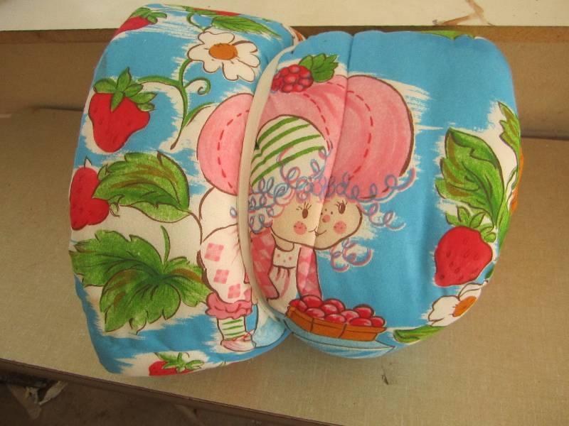 lot 82 image: Vintage Strawberry Shortcake sleepi...