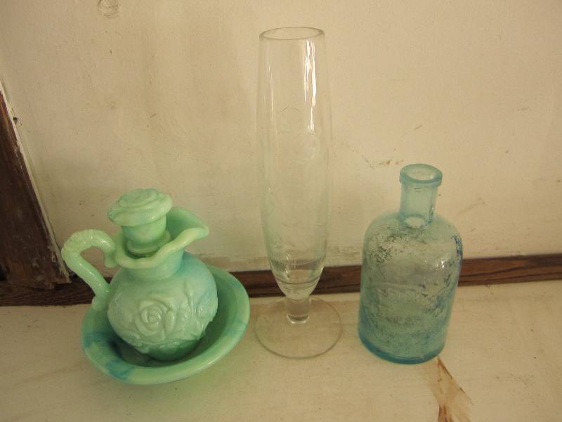 lot 83 image: Vintage glassware, Mrs. Stewarts Bl...