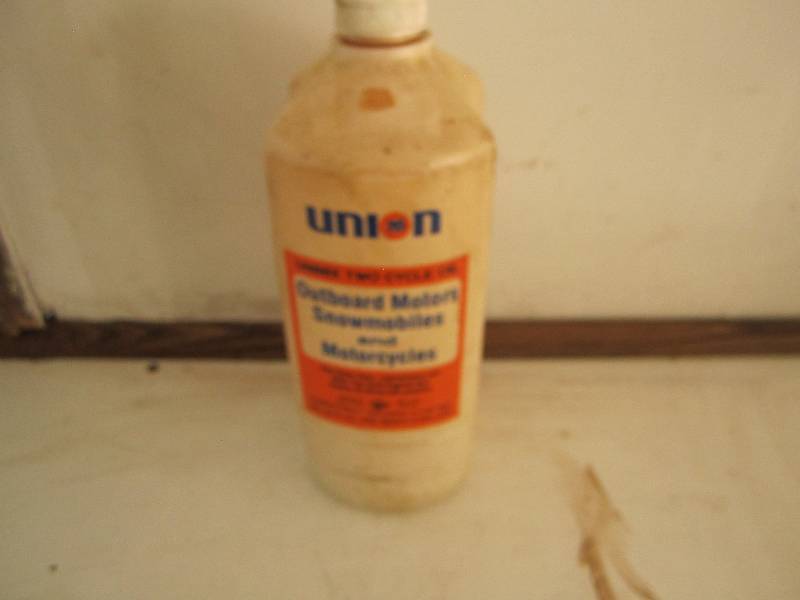 lot 91 image: Union 76 outboard motor oil  contai...