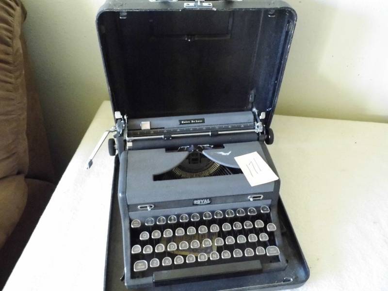 Royal Quieet De Luxe Typewriter