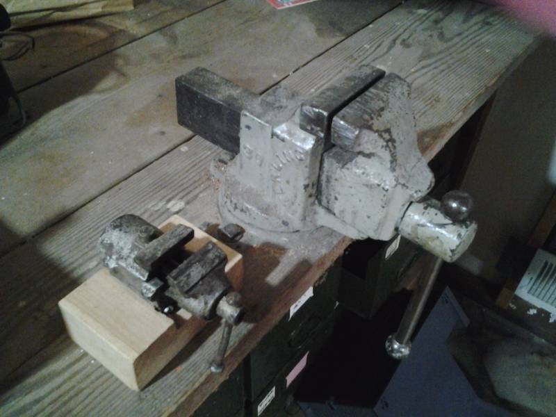 lot 7 image: Large & Small Vise
