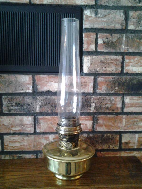 lot 23 image: 1-Vintage Aladdin Model B Oil Lamp With Chimney