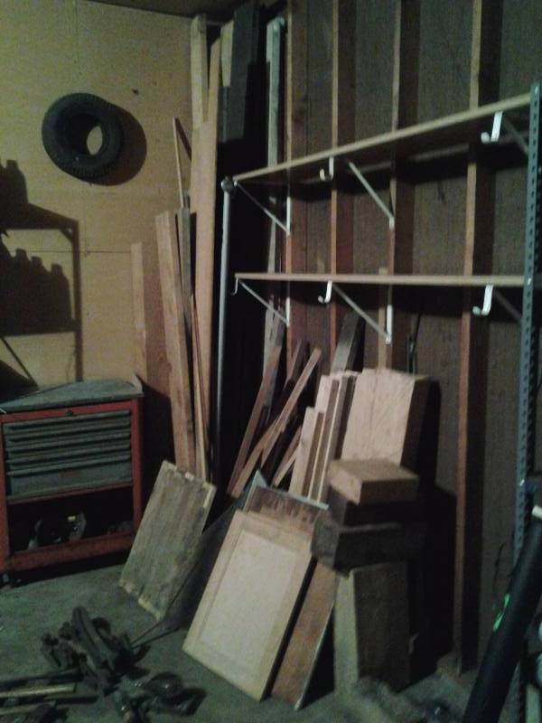 lot 30 image: Lot Of Assorted Lumber, Timbers, 2x4s In Corner Of Garage