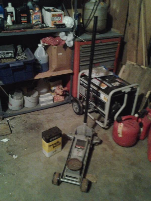 lot 44 image: Sears 3-Ton Hydraulic Jack & Can Of Oil
