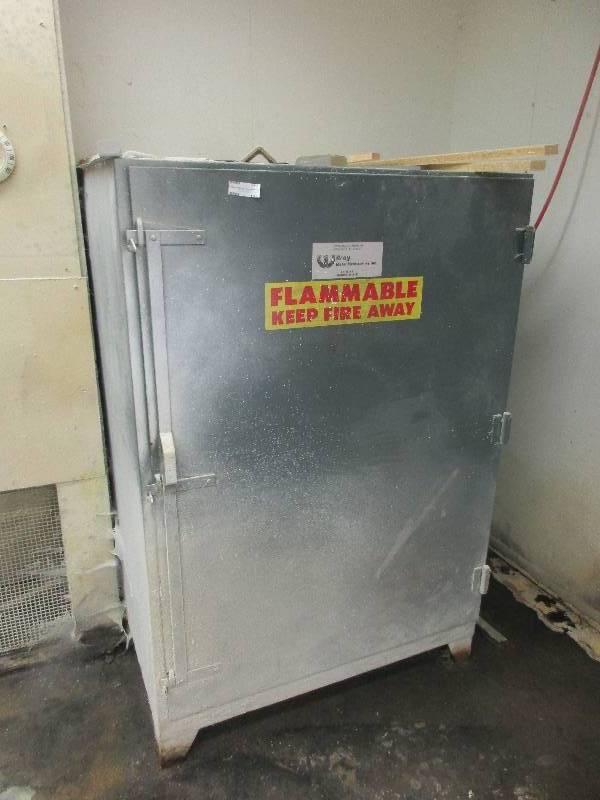 Flammable storage cabinet