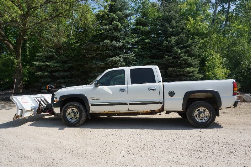 lot 1 image: 2001 Chevrolet 2500HD LT Duramax Diesel 4 x 4 Pick Up Truck With Blizzard 810 Power Snow Plow