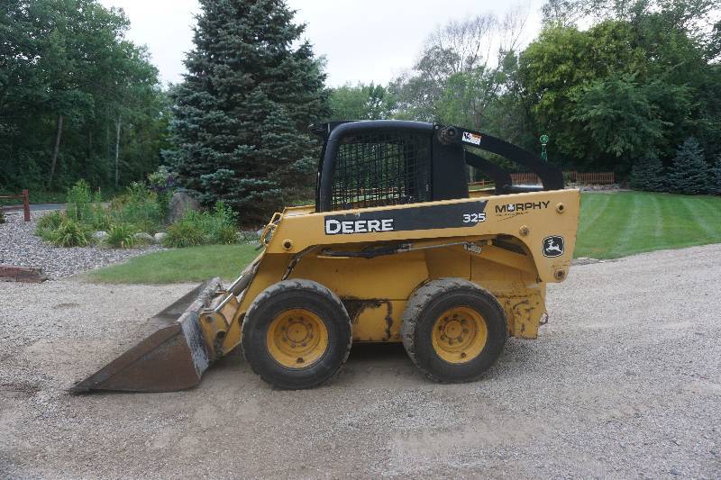 lot 2 image: 2006 John Deere 325 2 Speed Bobcat Skid Loader Skid Steer