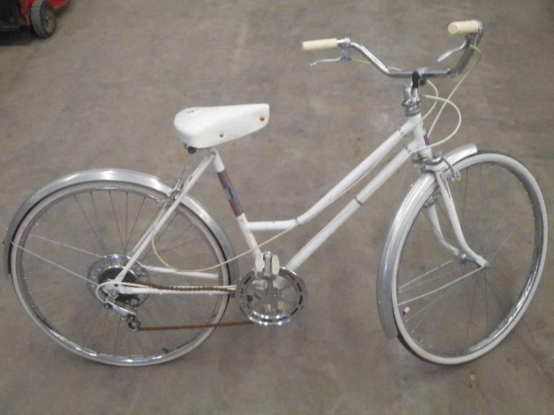 lot 16 image: Vintage Montgomery Wards Bicycle ...