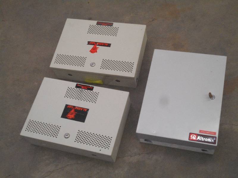 lot 40 image: (3) Power Supply Boxes, Used ...