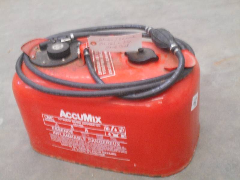 lot 48 image: JohnsonEvinrude 5-Gallon Steel Fue...