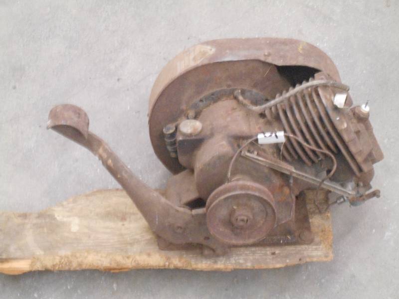 lot 65 image: Vintage 4-Cycle Iron Horse X-405 En...