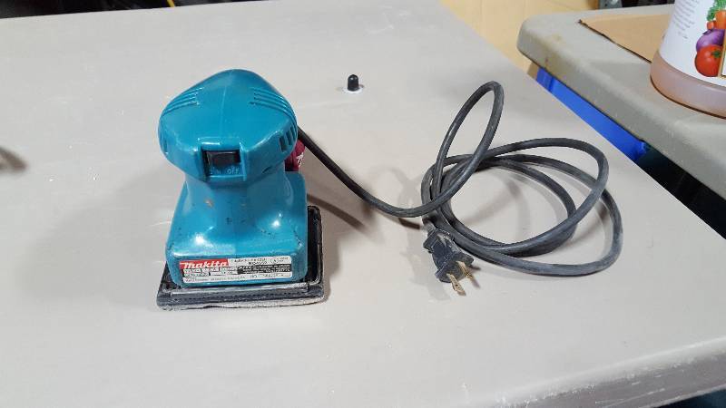 lot 9 image: SKIL     &   Makita   Hand Sanders