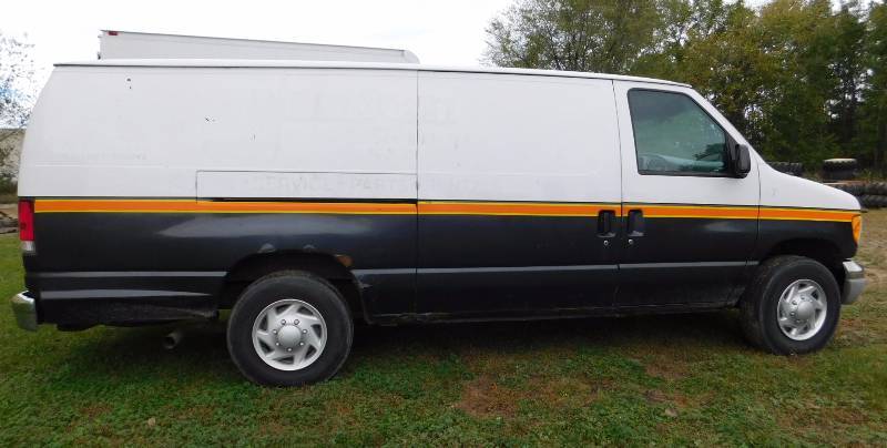 lot 1 image: 2000 E350 Ford Van
