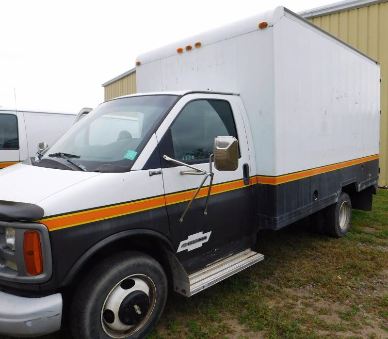 lot 2 image: 1998 Chevy 3500 Cube Van