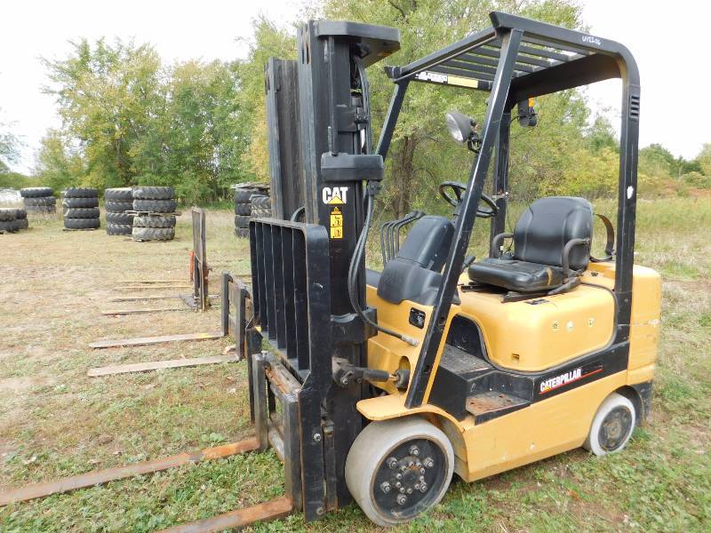 lot 7 image: 2004 Cat GC25K Forklift