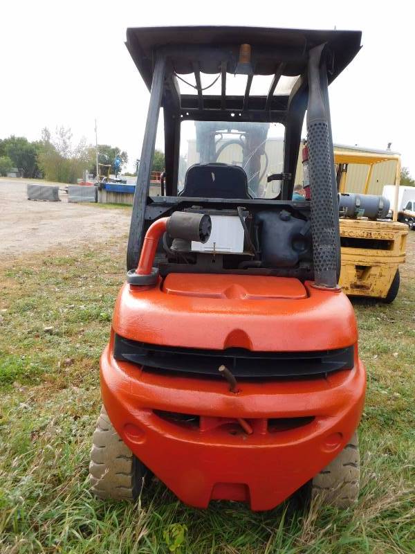 lot 8 image: 1998 Linde H30D Forklift