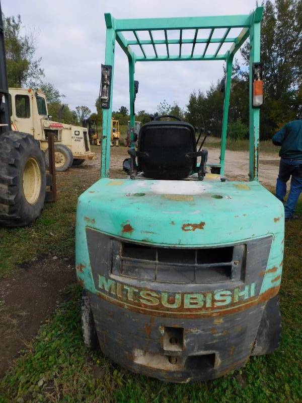 lot 9 image: 1999 Gas Mitsubishi FG35 Forklift
