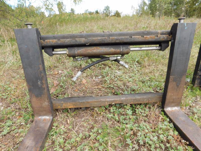 lot 21 image: 36 Class II Carriage with 42 Forks