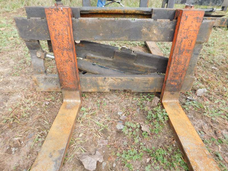 lot 23 image: 36 Class II Carriage with 42 Forks