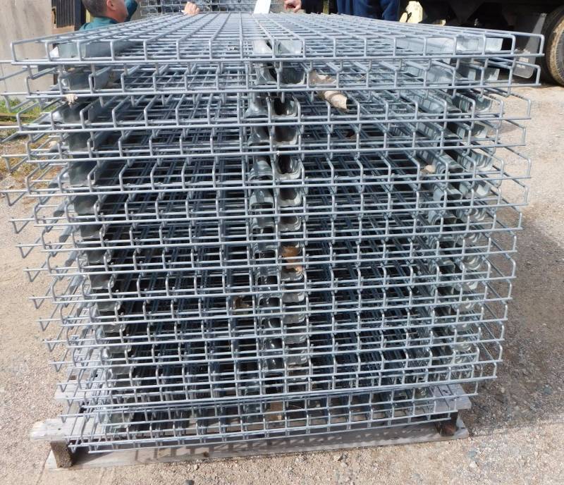 lot 31 image: 34  x 74 Wire Decking