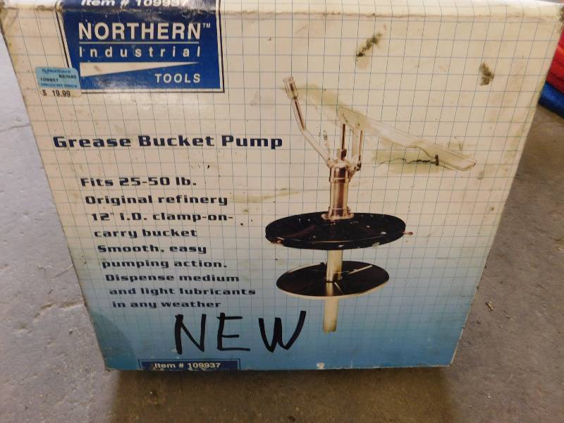 lot 43 image: Grease Pail with Extra Bucket Pump