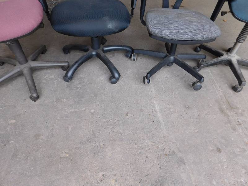 lot 69 image: Misc Lot of Rolling Office Chairs