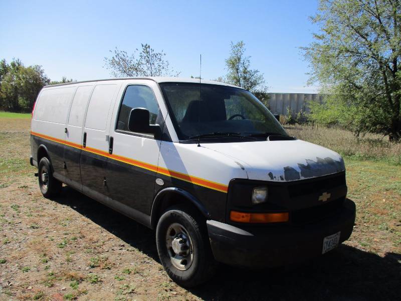 lot 3 image: 2007 Chevy Express Van