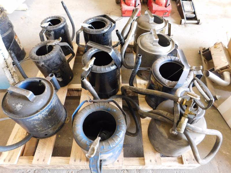 lot 41 image: 4 & 5 Quart Oil Dispensers
