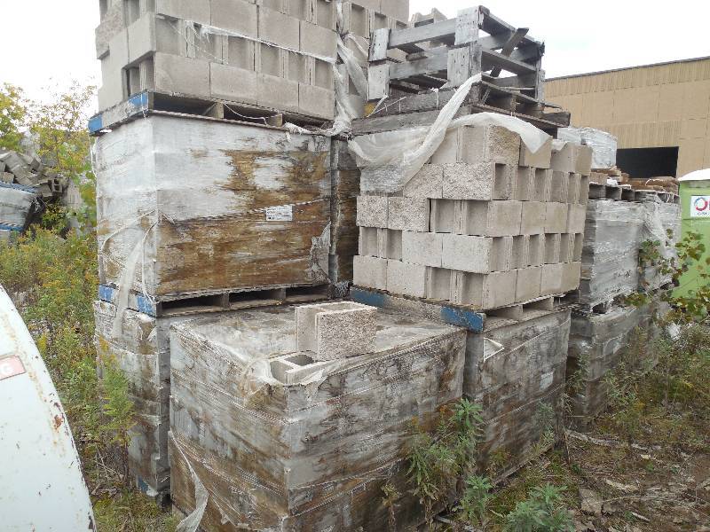 lot 1 image: PALLET 8X8X12 ROCK FACE HALF BLOCK