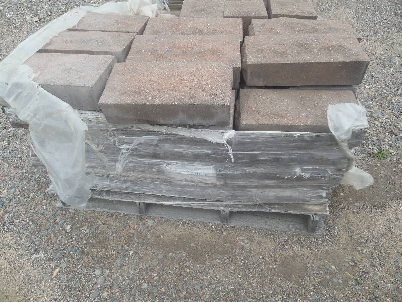 PALLET OF PATIO PAVERS MASSIVE CONCRETE BLOCKS, PAVERS, RETAINING