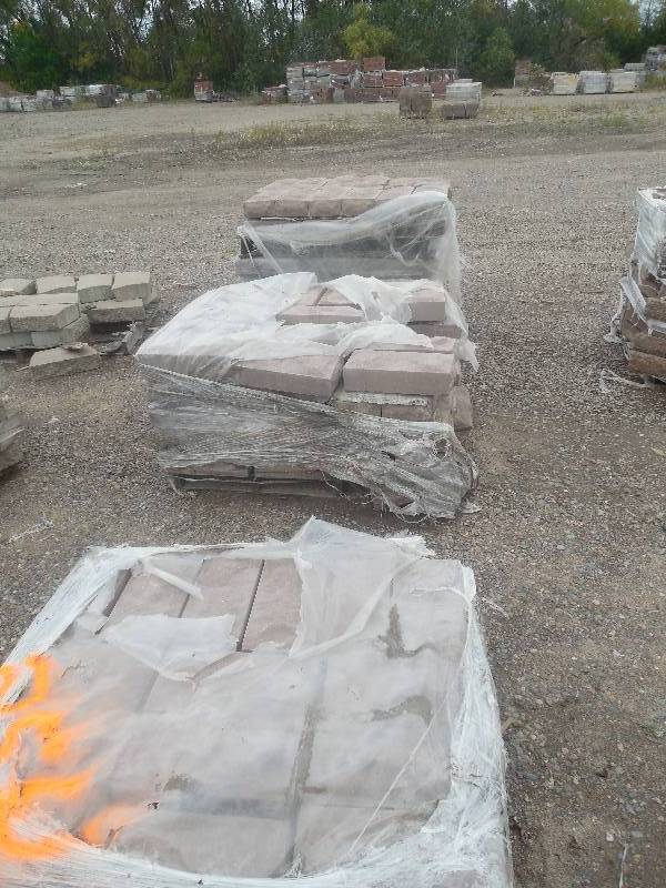 lot 258 image: (3) PALLETS OF 16X8X4 PAVERS