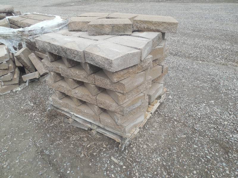 lot 260 image: PALLET OF RETAINING WALL TOP BLOCKS