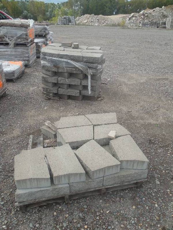lot 261 image: (2) PALLETS OF RETAINING WALL TOP BLOCKS
