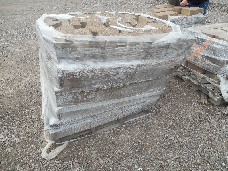 lot 262 image: PALLET LOT OF LANDSCAPING BLOCKS