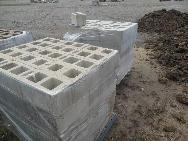 lot 272 image: (2) PALLETS OF 8X12 CREAM COLOR FINISH BLOCK