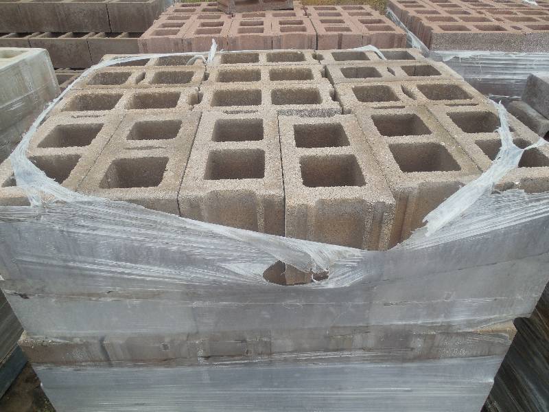 lot 274 image: PALLET OF 8X12 TAN BLOCK STONE FINISH