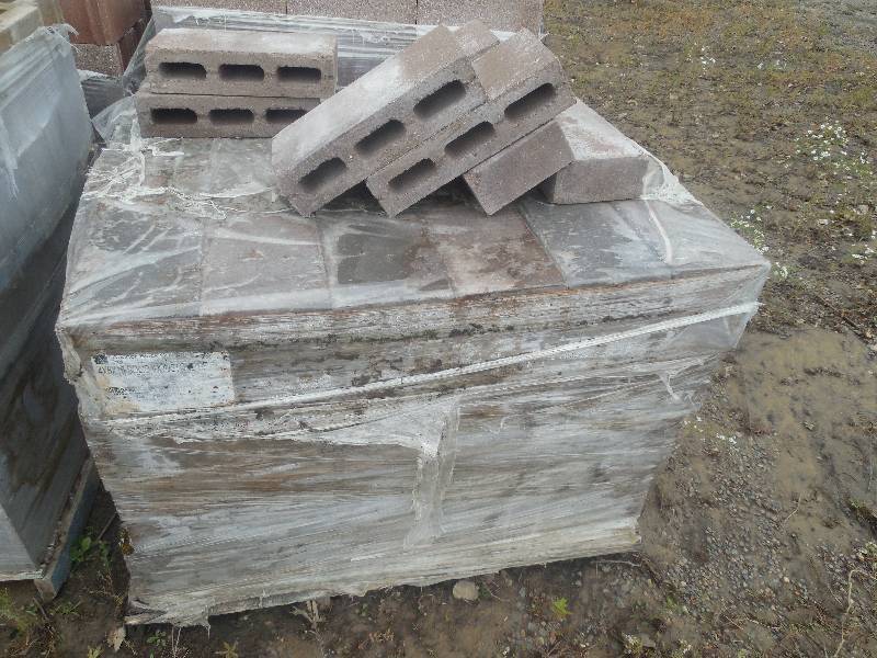 lot 275 image: PALLET OF 4X8X16 RED BLOCK
