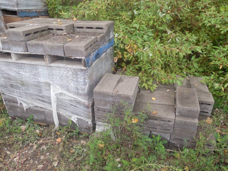 lot 276 image: (2) PALLETS OF 4X8X16 ROCK FACED BLOCK