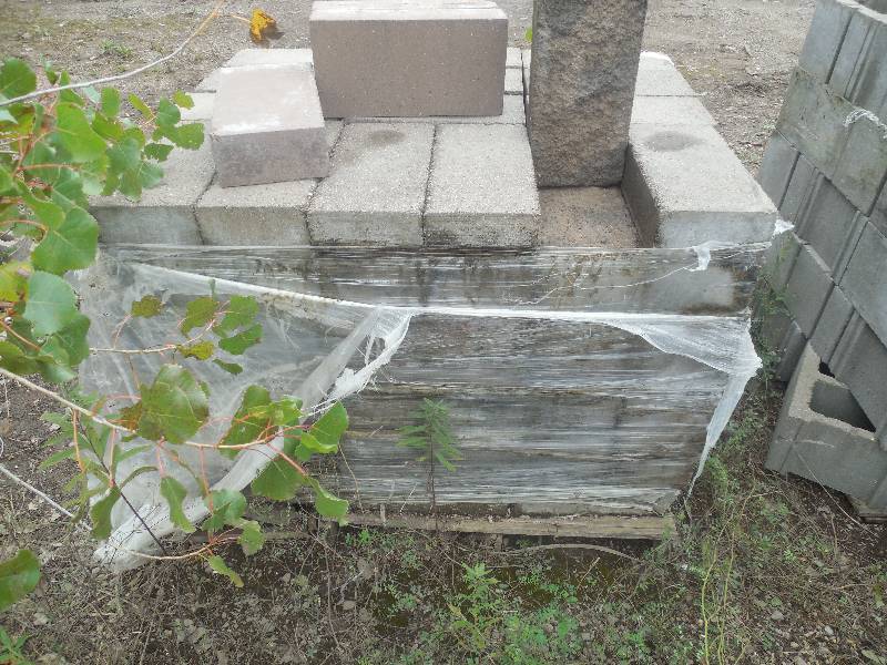 lot 280 image: PALLET OF 4X8X16 ROCK FACED FLAT ROCK