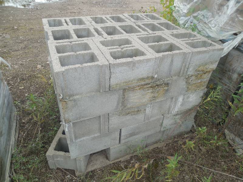 lot 281 image: PALLET OF 8X12X16ROCK FACED  CONCRETE BLOCKS