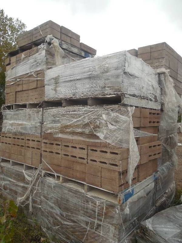 lot 282 image: (12) PALLETS OF 4X 8X 16 ROCK FACE BLOCK